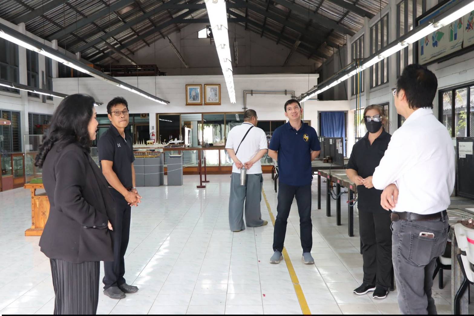 title - ผู้อำนวยการศูนย์ส่งเสริมและพัฒนาอาชีพเสริมนอกภาคการเกษตร ให้การต้อนรับคณะเจ้าหน้าที่กระทรวงทรัพยากรธรรมชาติและสิ่งแวดล้อม เยี่ยมชมสถานที่ ศพส. และแผนกฝึกอบรมทั้ง 12 แผนก